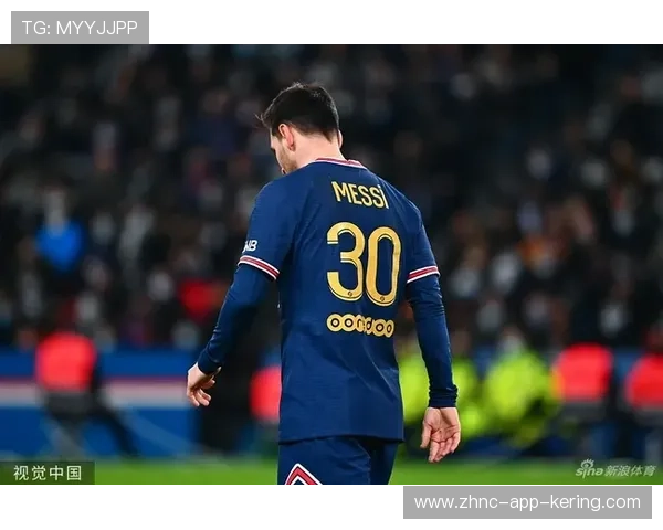 巴黎圣日耳曼后卫进行快速回撤训练，防守转换更平稳